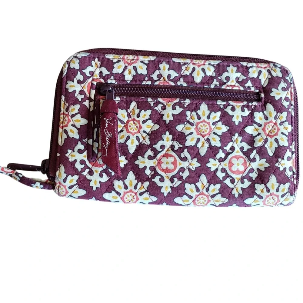 Vera‎ Bradley Quilted Wallet Wristlet Zip Around Burgundy Floral Pattern